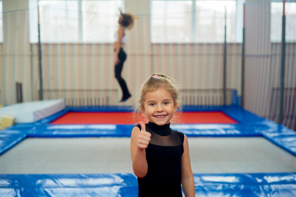 bambina trampolino